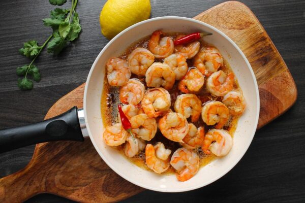 krevetki-jarenye-s-chesnokom-v-soevom-souse-na-skovorode_1602876317_10_max